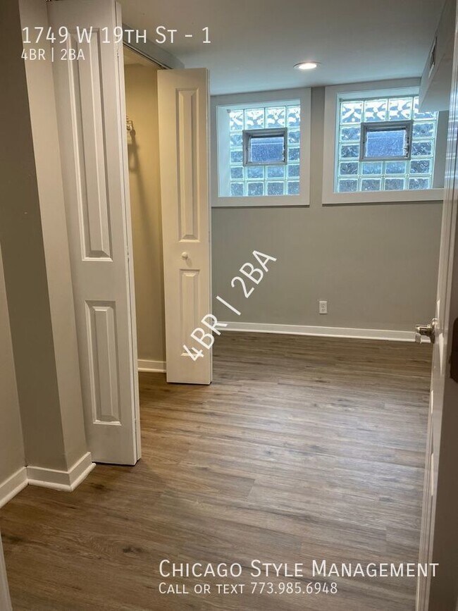 Building Photo - Duplex down in the heart of Pilsen! All th...