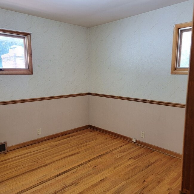 Building Photo - 5 Bed 2 Bath Home