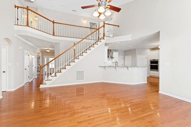 Building Photo - Beautiful 5 Bedroom Home in Dansforth Neig...