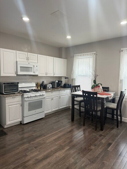 Building Photo - 86 Oak St