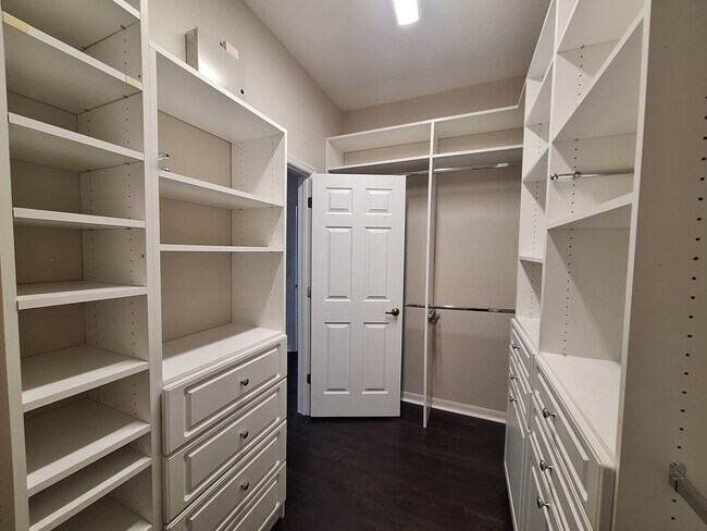 Building Photo - Charming 3-Bedroom Home with Spacious Back...