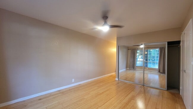 Building Photo - 2BR/2BA/2prkg Townhouse unit in a Guard-ga...
