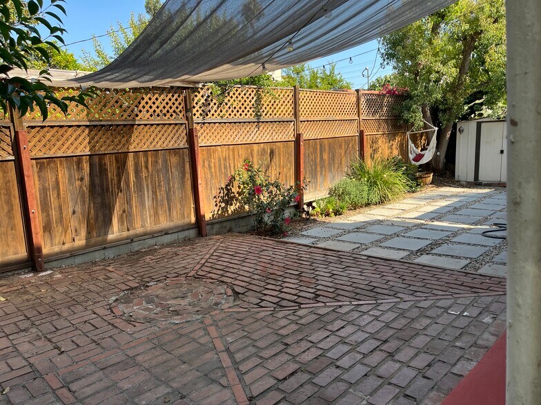 Building Photo - 1346 S Cloverdale Ave