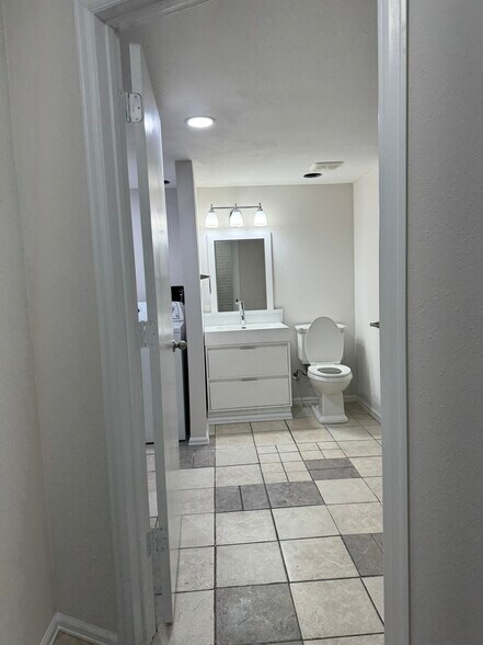 Building Photo - 841 Crisman Dr