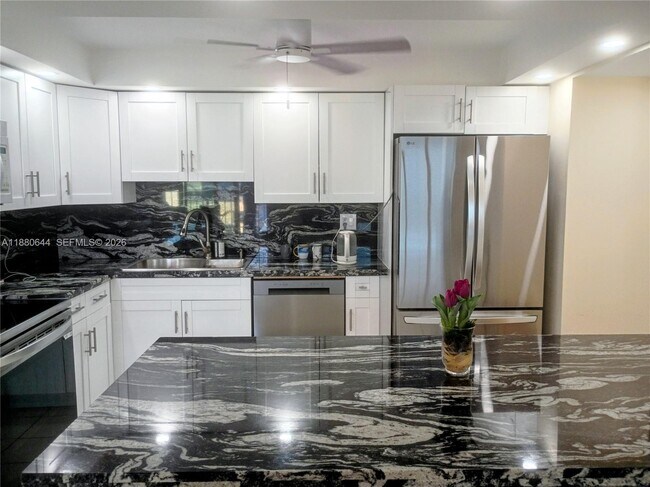 Building Photo - 1410 S Ocean Dr