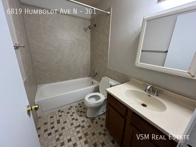 Building Photo - Spacious 2 Bedroom 1 Bathroom Unit - Avail...