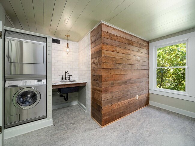Building Photo - Gorgeous Victorian Home Ready to Rent! Hug...