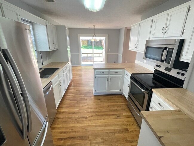 Building Photo - Harbortowne corner lot home with fenced yard and deck!