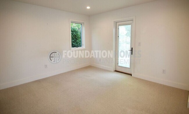 Building Photo - 107 Bretano Way