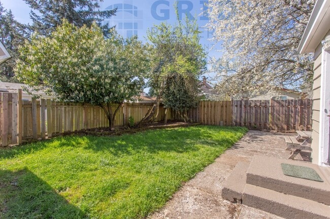 Building Photo - Two Bedroom Bungalow Available in Lents Ne...