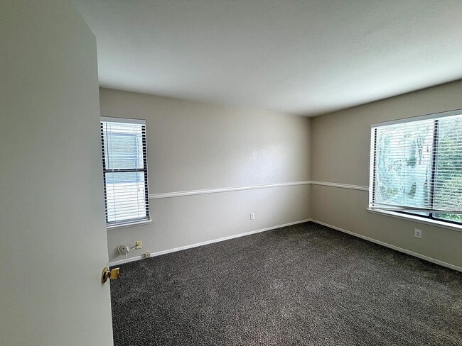 Building Photo - 661 Mockingbird Ln