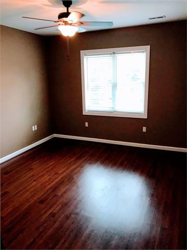 Building Photo - Townhouse in Forest