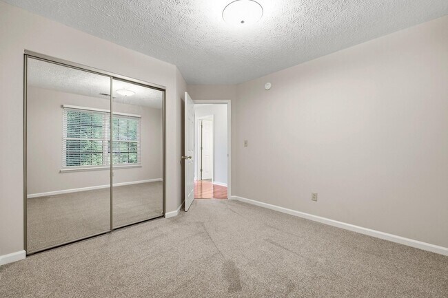 Building Photo - 3013 Redbud Ct