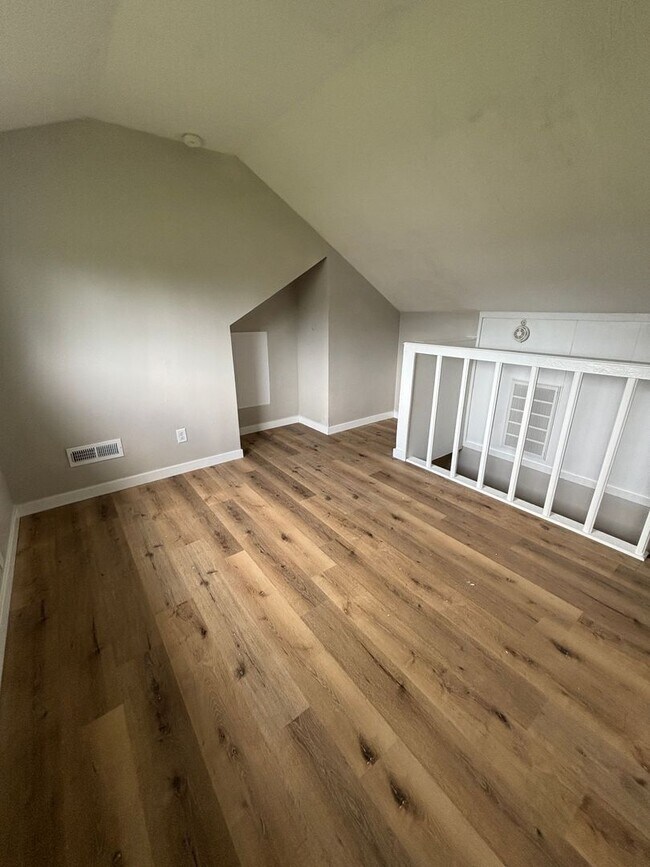 Building Photo - Newly Renovated 2 Bed 1 Bath Apt Move In Special!!