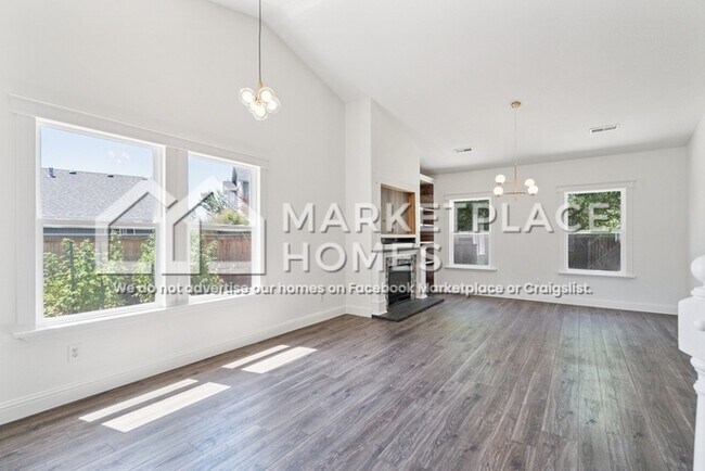 Building Photo - 304 NW 25th Pl