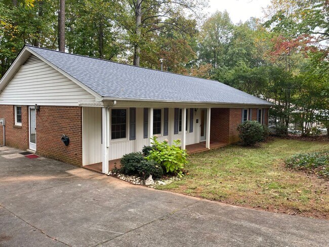 Building Photo - Quiet Cottage in Greensboro NC