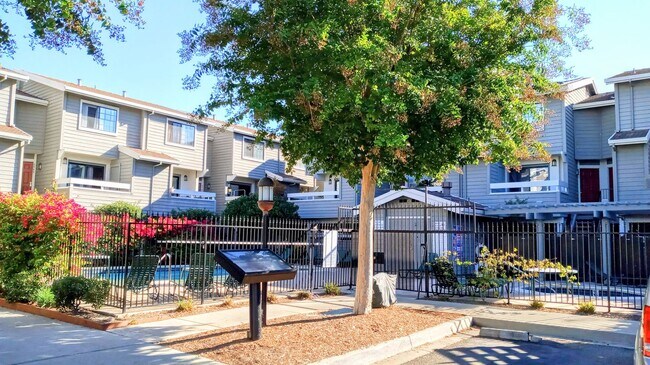 Building Photo - Refurbished Condo on 1st Floor With Laundry, Patio, Garage; Next to Pool!