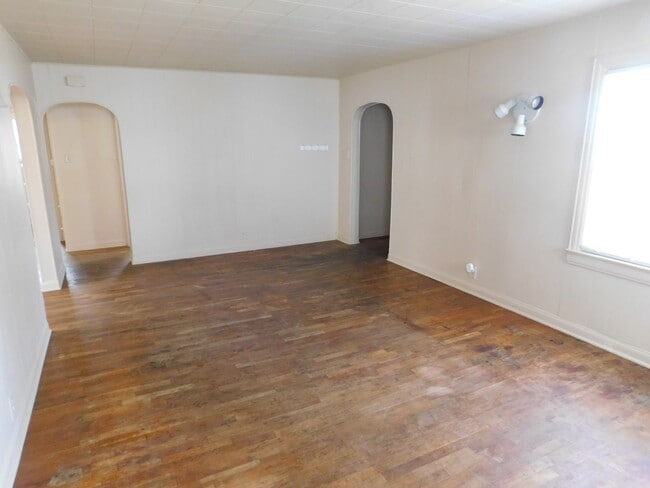 Building Photo - 2 Bed 1 Bath House in El Dorado w/ Hardwoo...