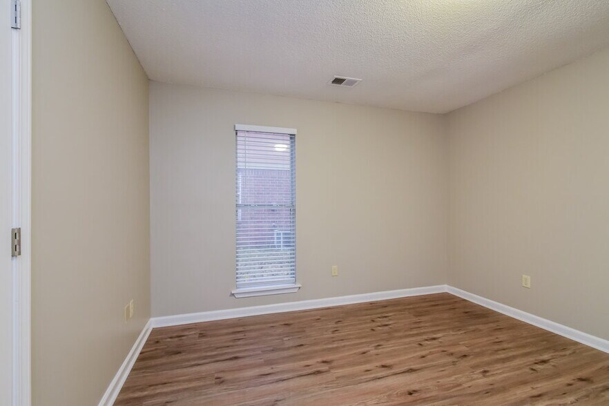 Building Photo - 5580 Kaitlyn Dr E