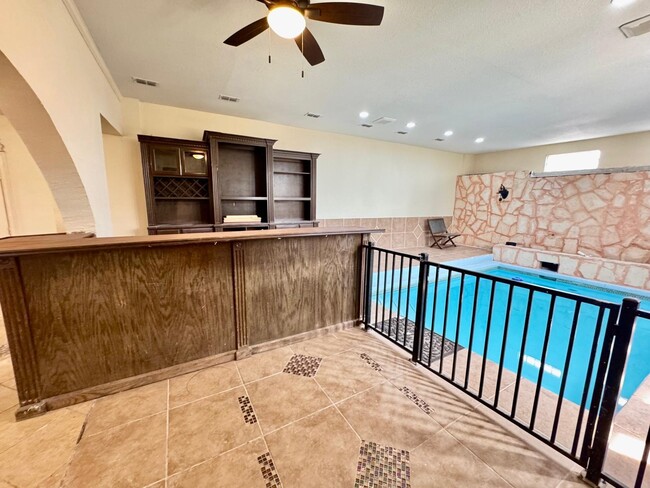 Building Photo - 111 Larga Vista Dr