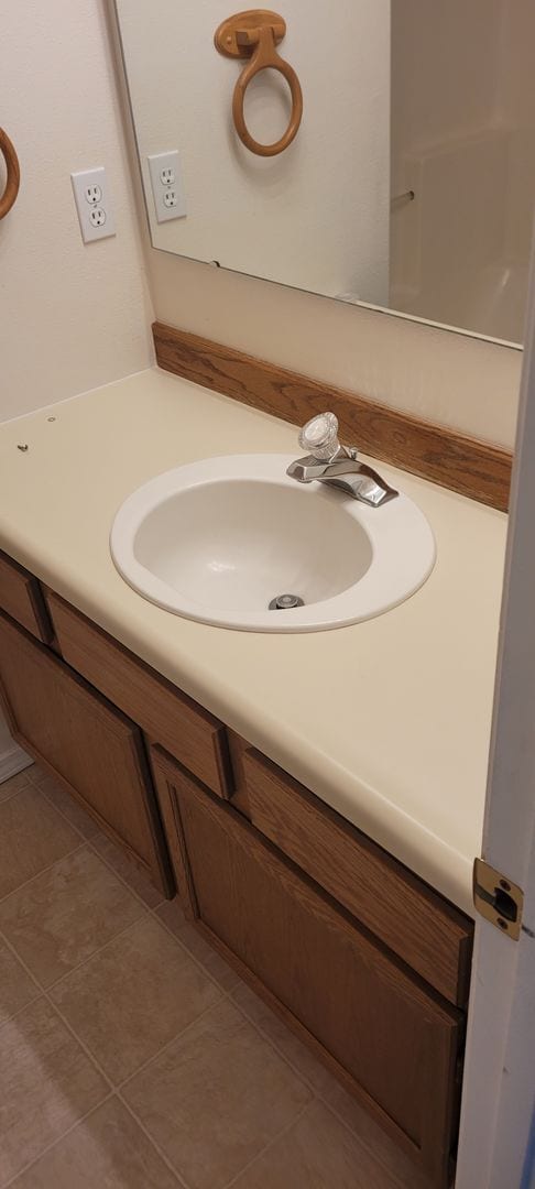 Building Photo - Cozy home on large lot w/fenced backyard