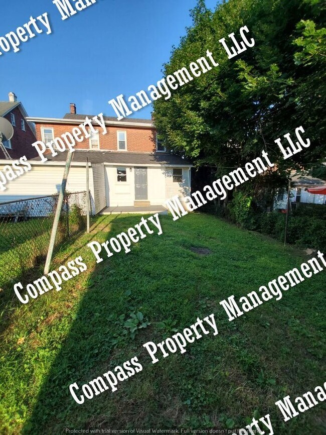 Building Photo - $1595 - 4 Bed, 1.5 Bath Half Double Home -...