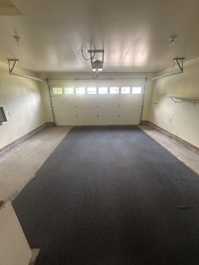 Building Photo - Three Bedroom Ranch in Orchards!