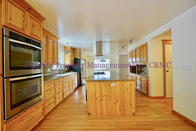 Building Photo - "Charming 4-Bed, 3-Bath Sanctuary in San R...