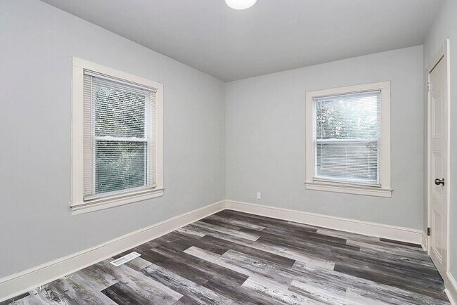 Building Photo - Charming 2BD/1BA Duplex Off West Blvd