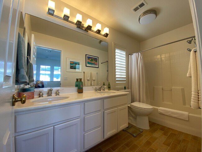 Building Photo - Beautiful 4 Bd/2.5bth within the Poinsettia Cove Community!