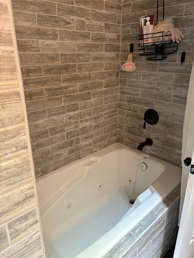 Building Photo - 2710 Colonial Dr