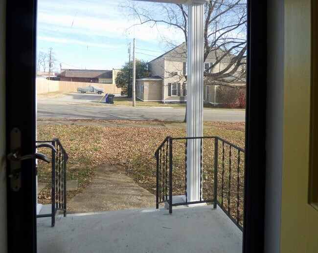 Building Photo - 206 Broadview Dr