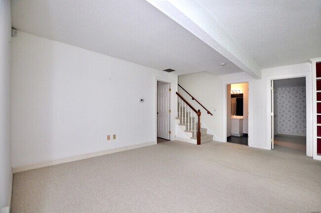 Building Photo - 8 Dickinson Ct