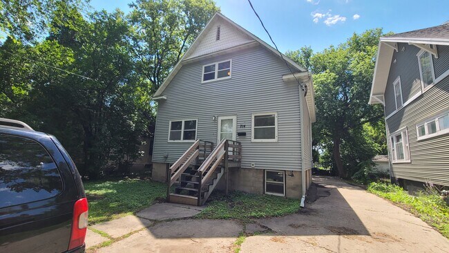 Building Photo - 714 11th Ave N