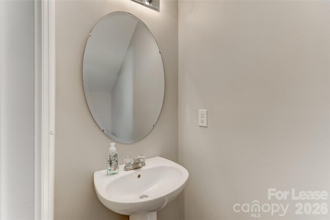 Building Photo - 524 Stillgreen Ln