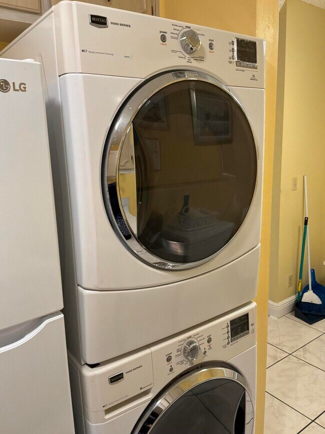 Building Photo - 1121 Cactus Terrace