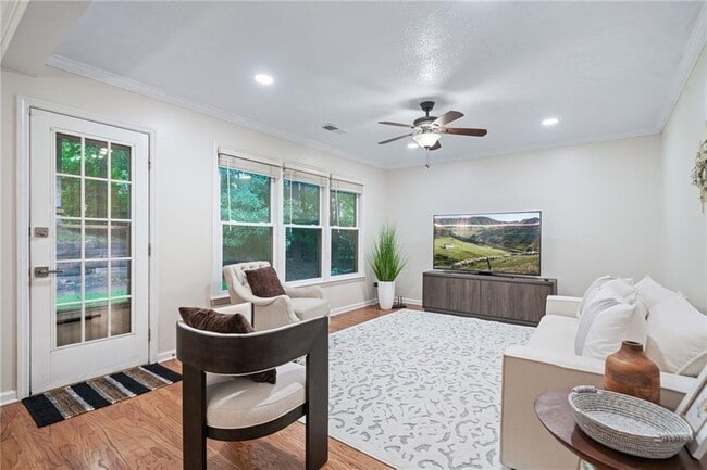 Building Photo - 10965 Pinehigh Dr