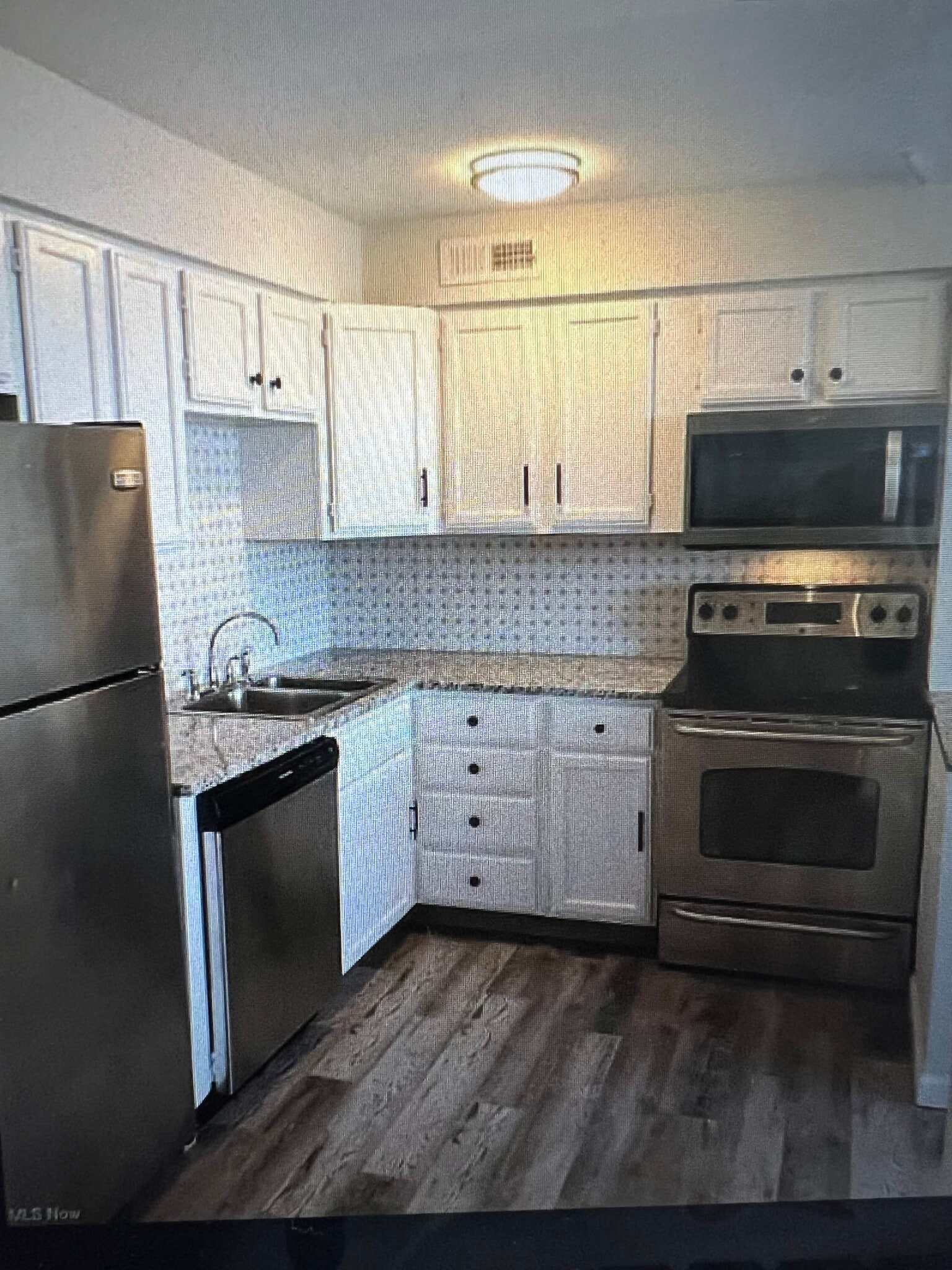 Building Photo - 11811 Lake Ave