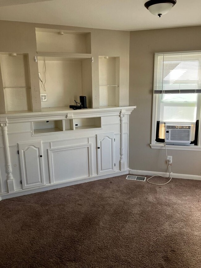 Building Photo - Lovely 3 Bed Colonial main floor laundry