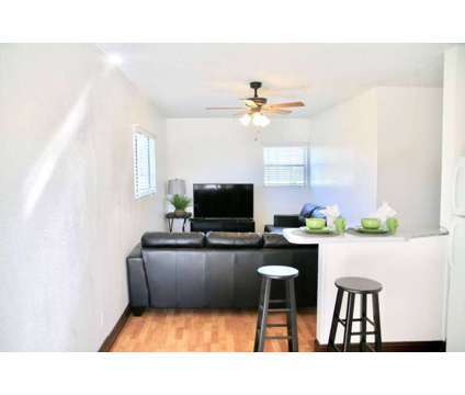 Living room - 5870 Melrose Ave