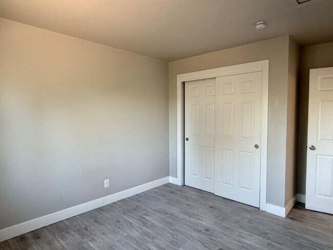 Building Photo - Spacious 4 bedroom, 3 bathroom home in the heart of Aurora is ready for immediate move in! Conven...