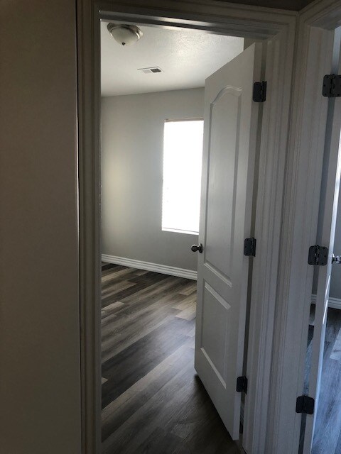 Building Photo - 472 E Braidhill Dr