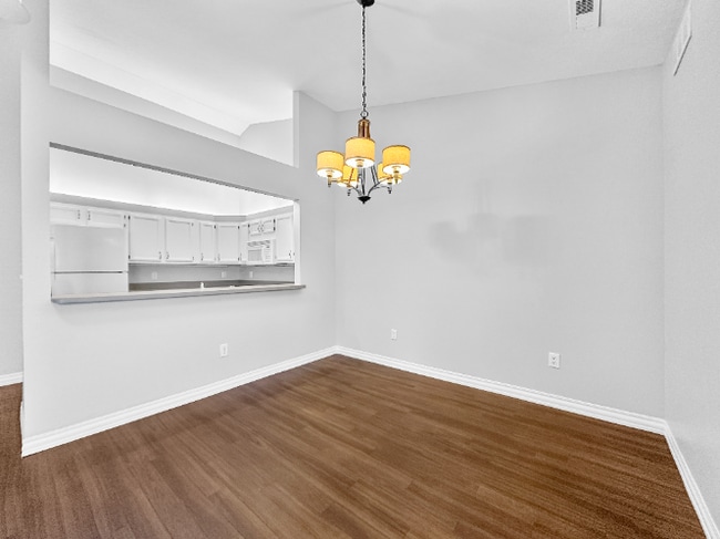 Building Photo - Beautiful 2 Beds 2 Baths Villa w/ Sunroom