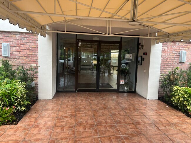 Building Photo - 3300 N Palm Aire Dr