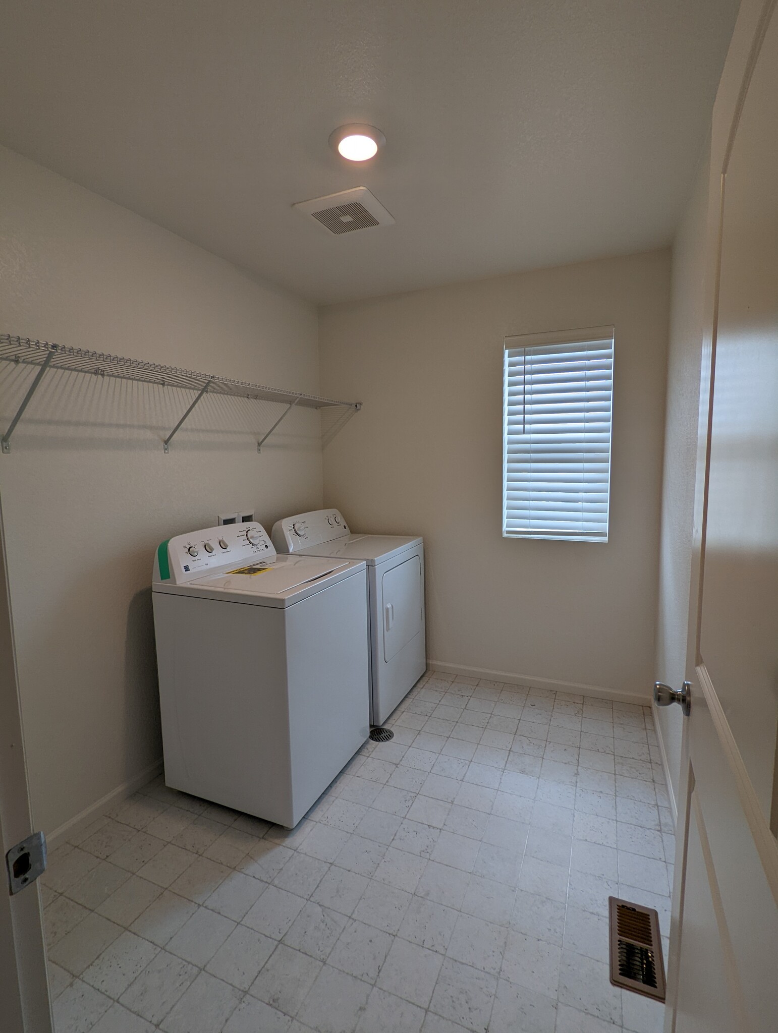 Laundry - 6098 N Nepal Ct