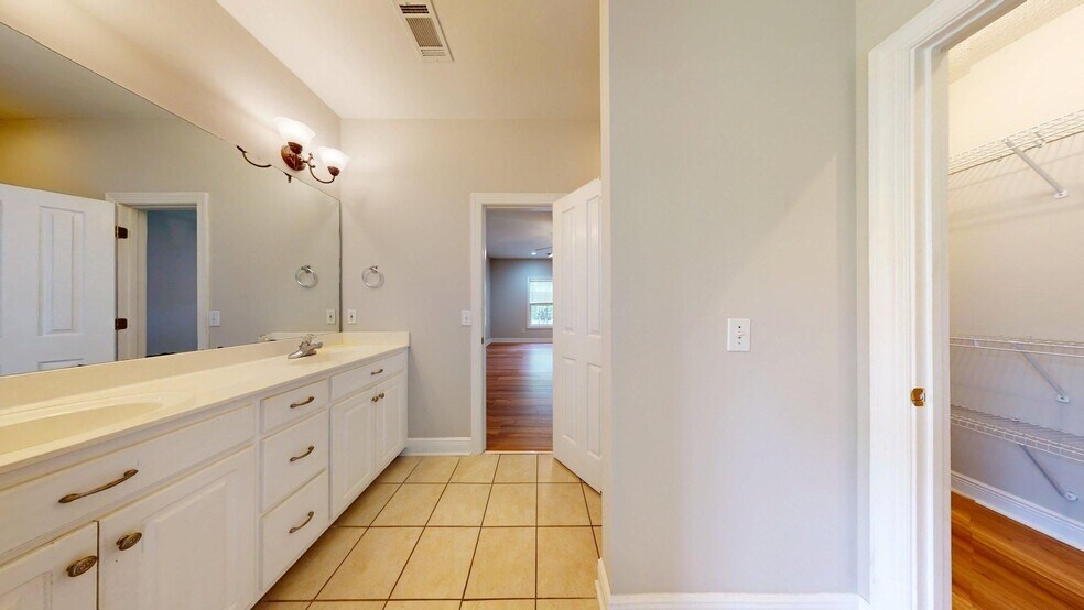 Building Photo - One Level 4 Bedroom Brick Home on N. Colle...