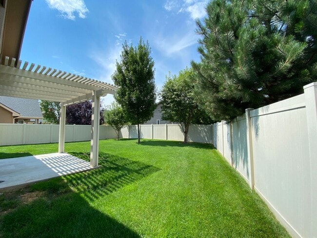 Building Photo - Lawn Care included!  4 bed 2.5 bath Neighb...