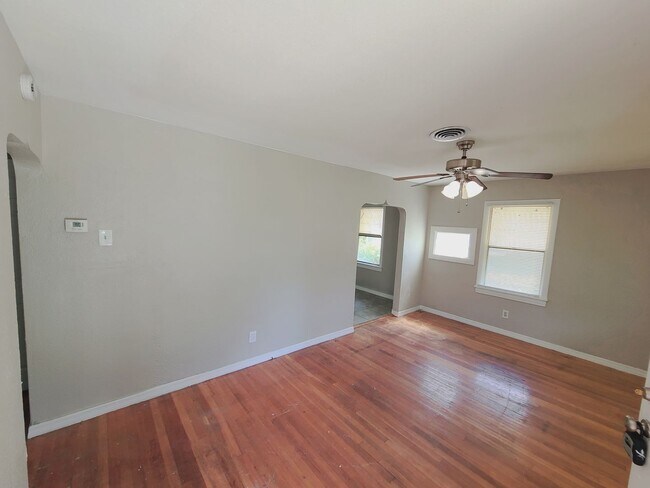 Building Photo - Three Bedroom One Bathroom Cottage in Palmetto Park, St. Petersburg