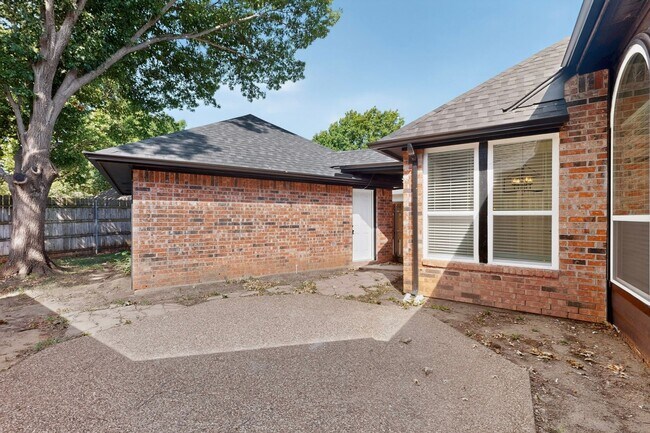 Building Photo - 720 Cliffmoor Dr