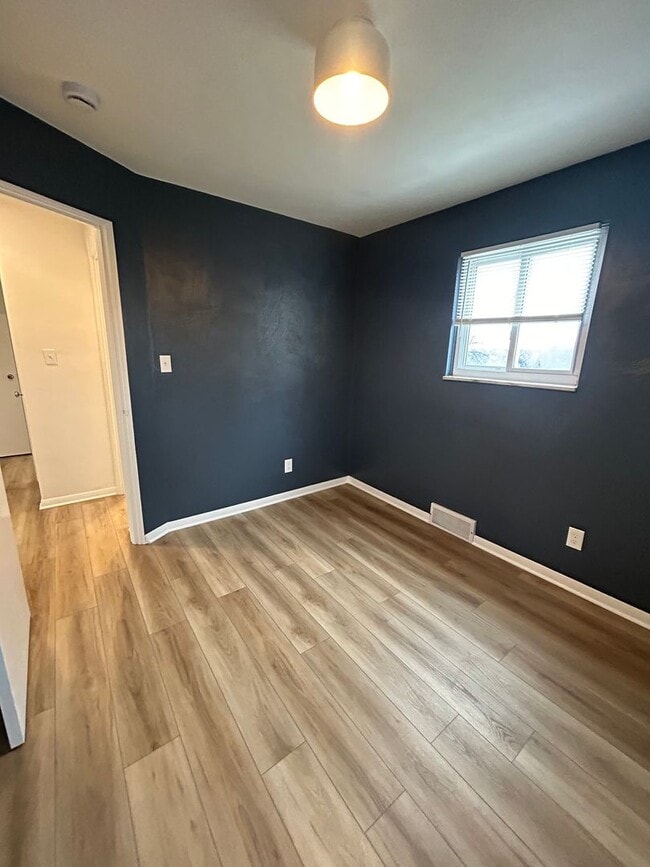 Building Photo - 506 Crescent Boulevard Extension